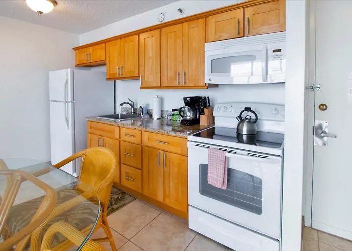 High-Floor Waikiki Ocean & Park View Condo-Free Parking