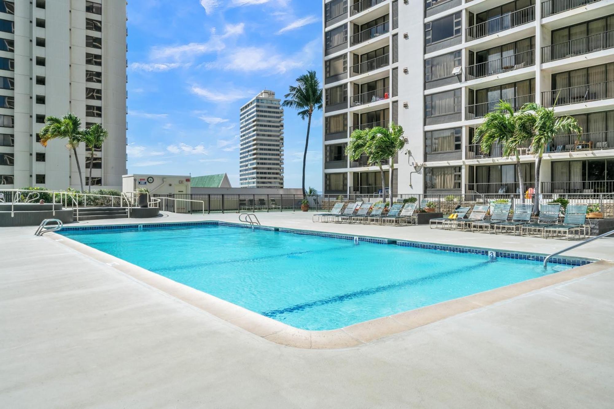 High-floor Waikiki Ocean & Park View Condo-free Parking Apartment