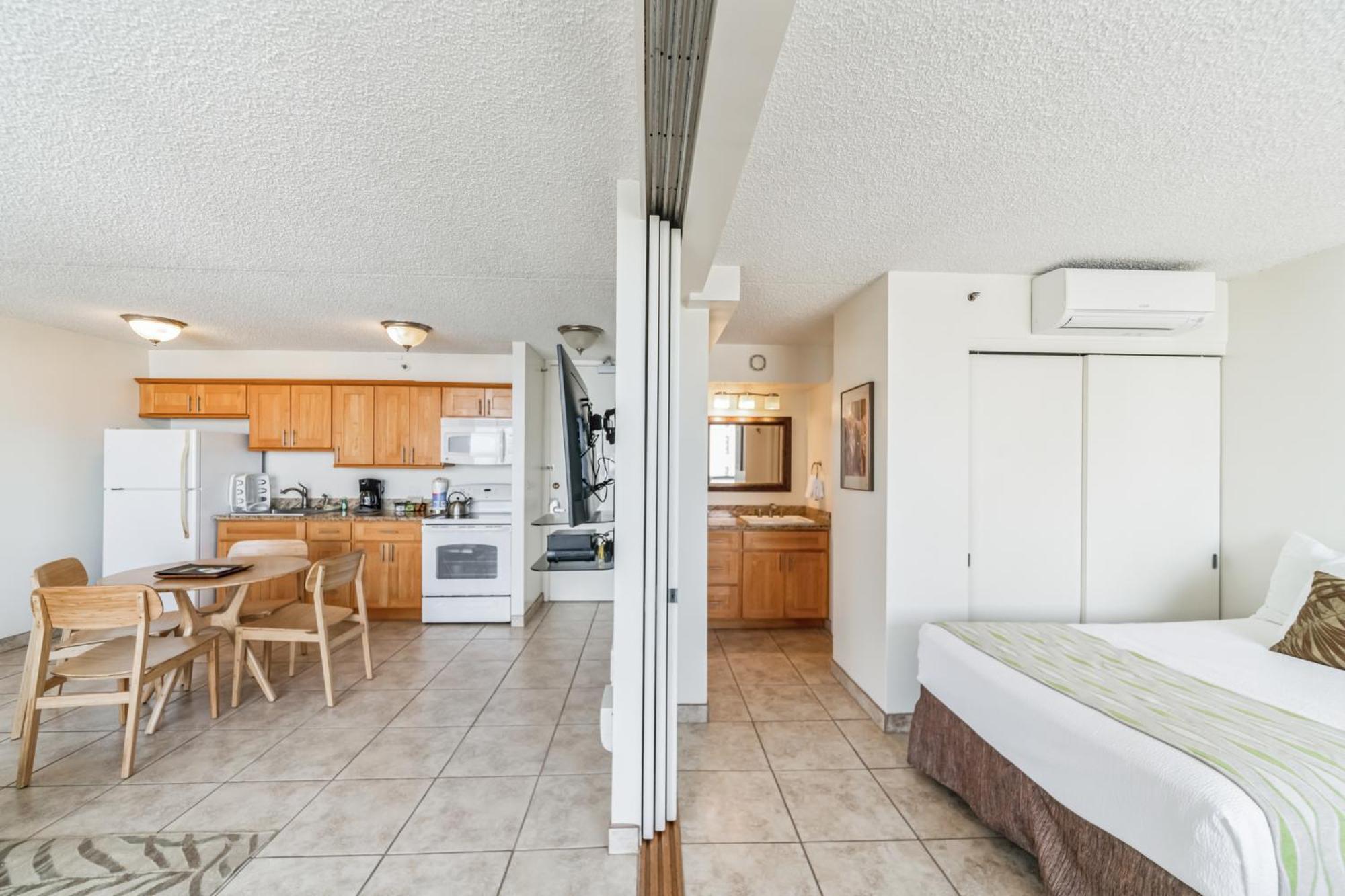 High-floor Waikiki Ocean & Park View Condo-free Parking Apartment