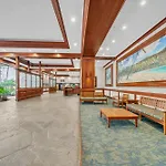 High-Floor Waikiki Ocean & Park View Condo-Free Parking