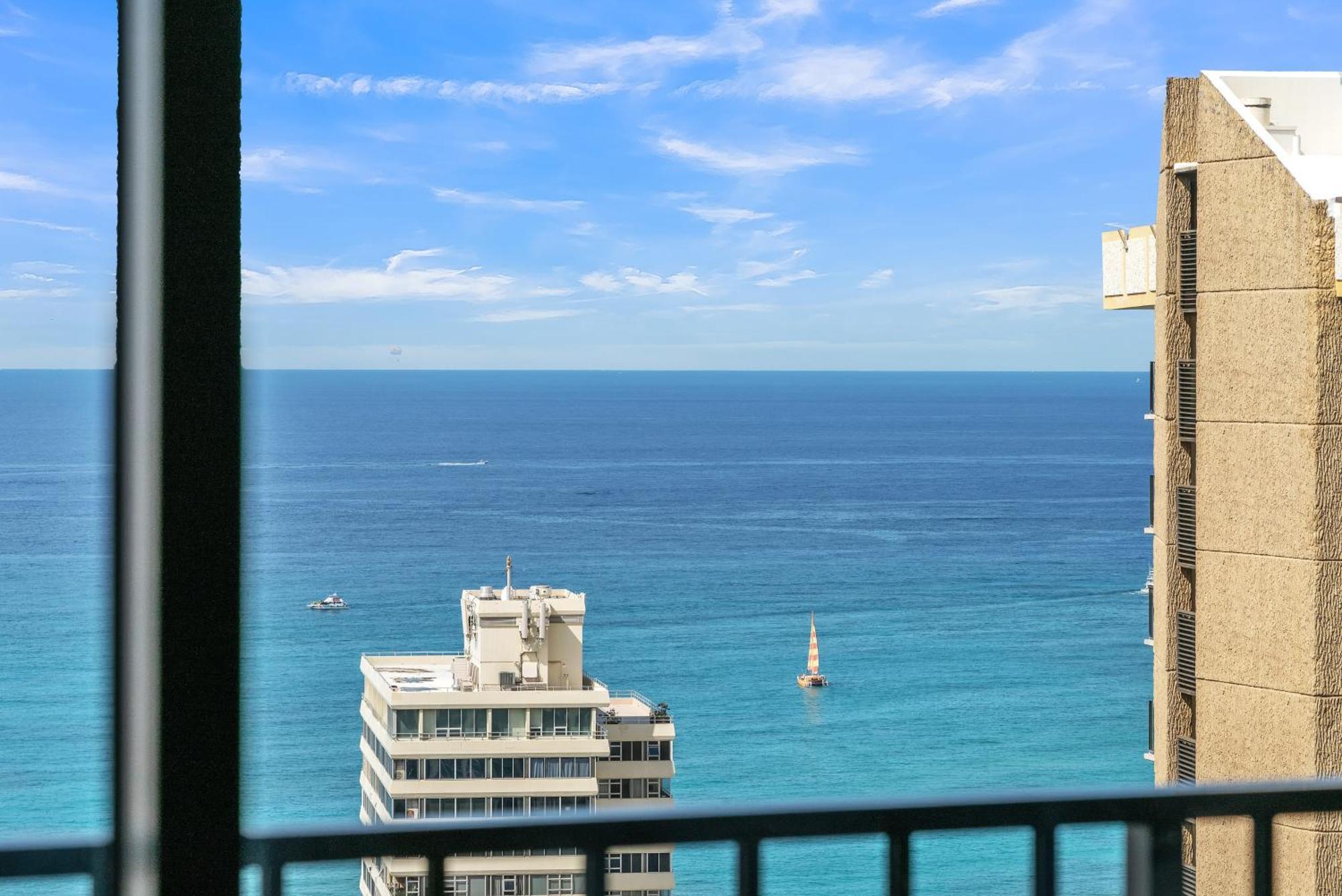 High-floor Waikiki Ocean & Park View Condo-free Parking *