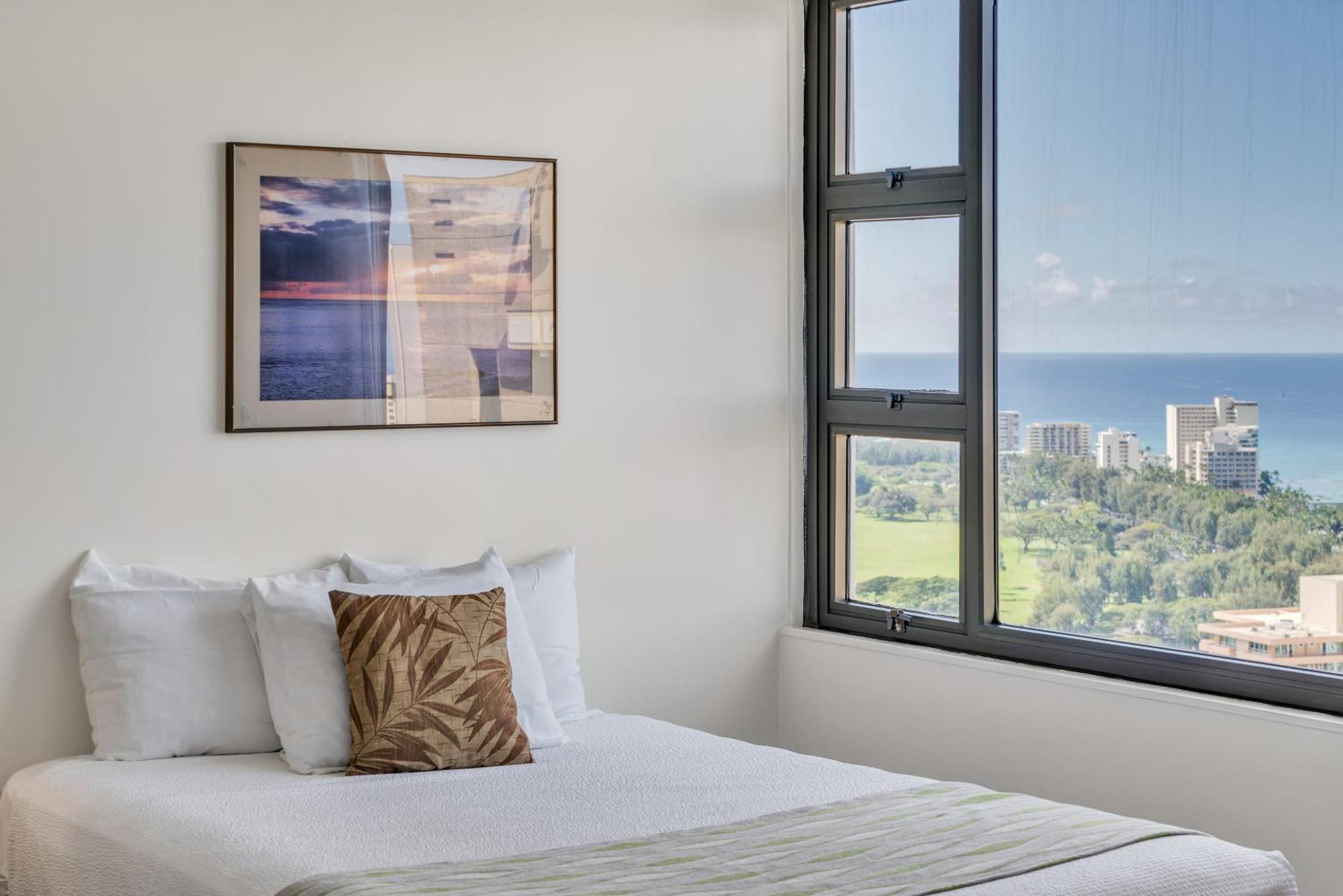 High-floor Waikiki Ocean & Park View Condo-free Parking Apartment *