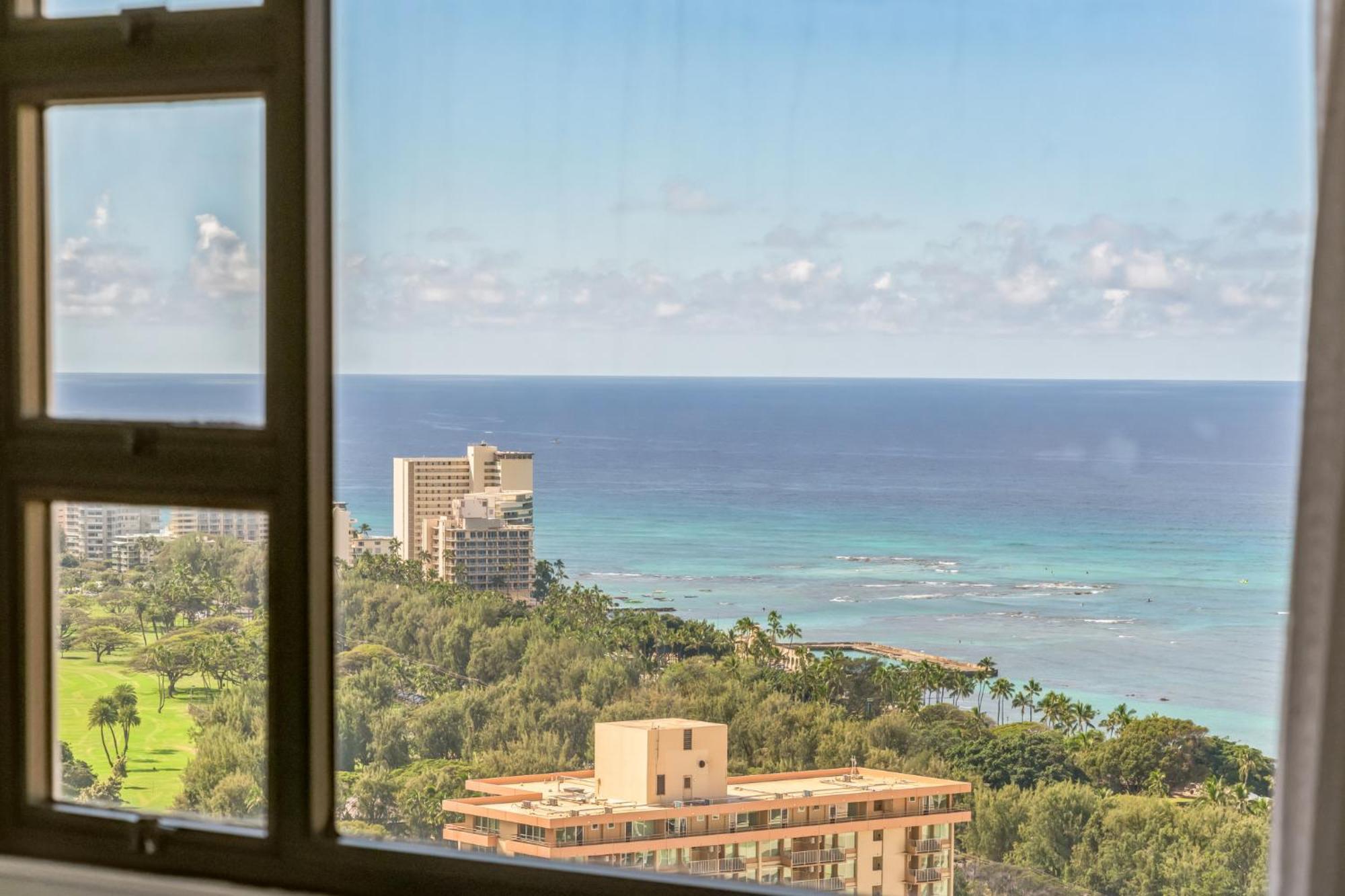 High-floor Waikiki Ocean & Park View Condo-free Parking Honolulu