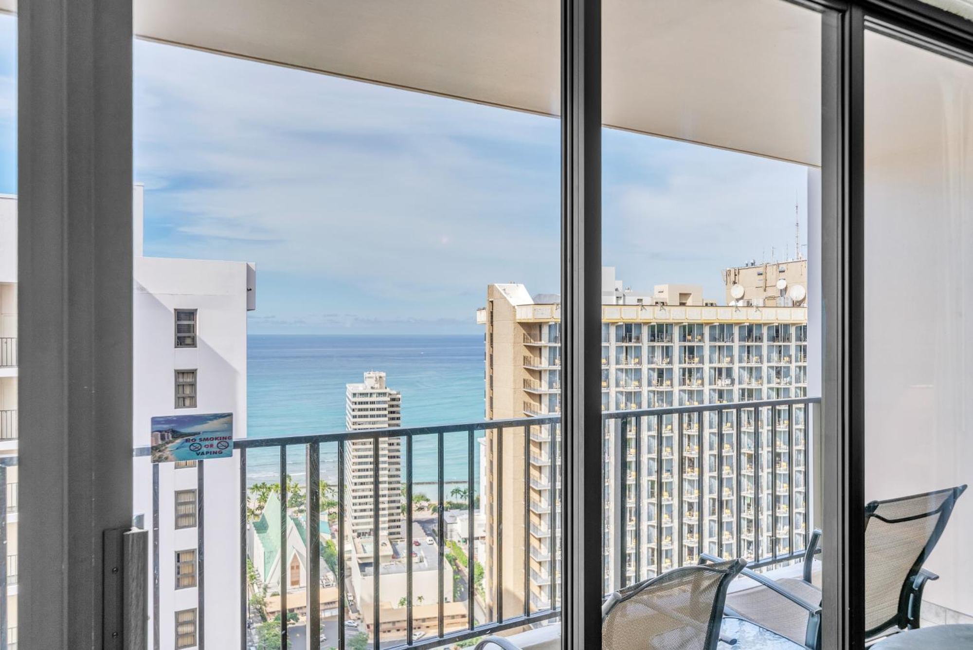 High-floor Waikiki Ocean & Park View Condo-free Parking