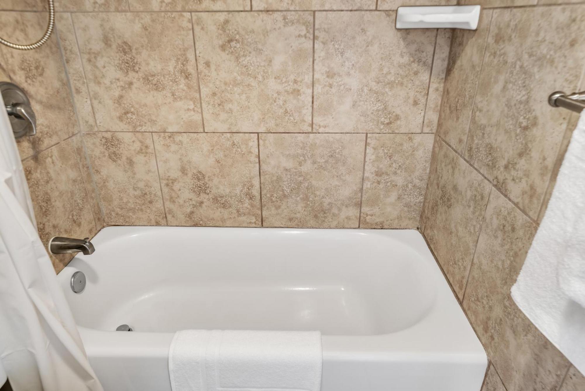 High-floor Waikiki Ocean & Park View Condo-free Parking