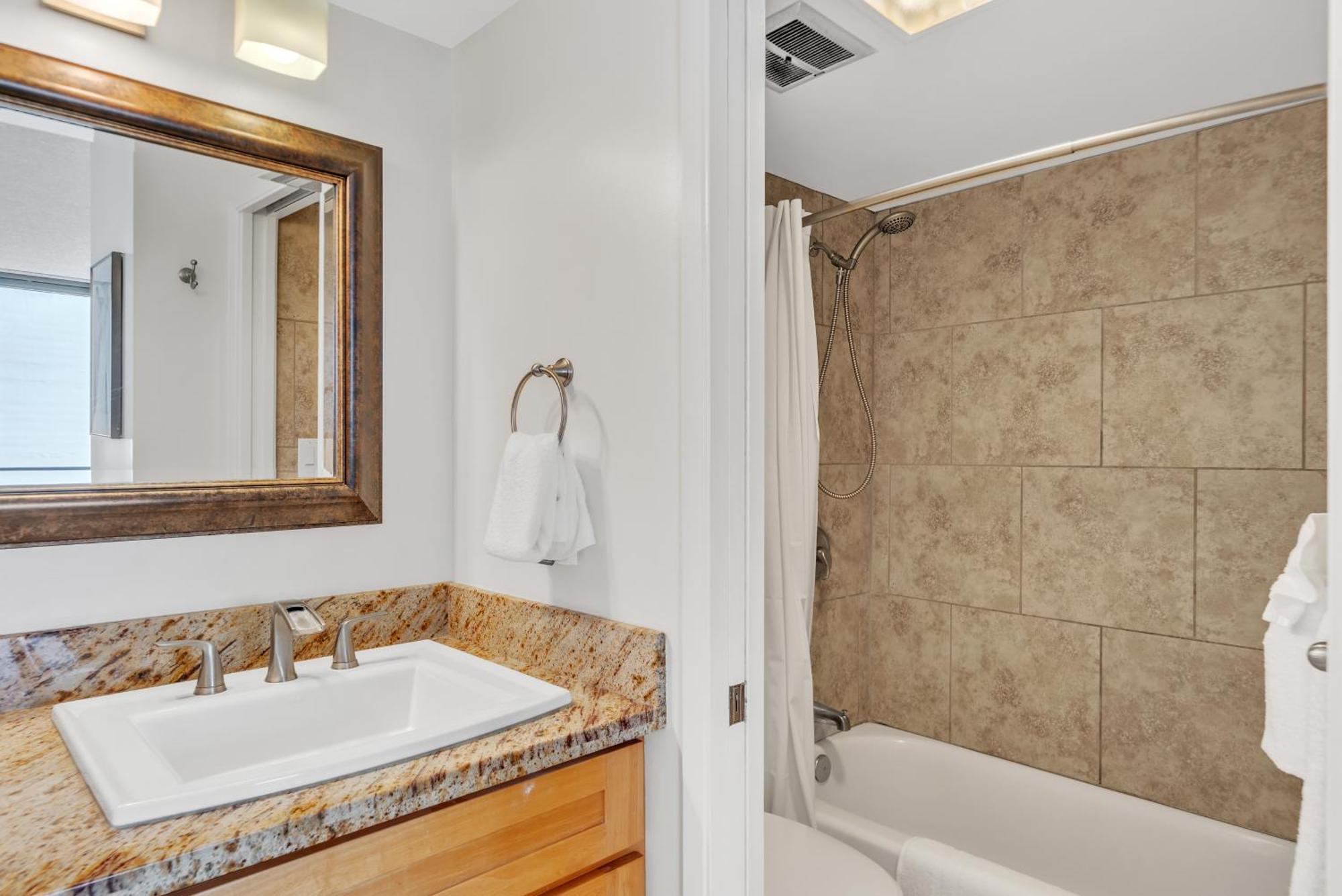 High-floor Waikiki Ocean & Park View Condo-free Parking Apartment