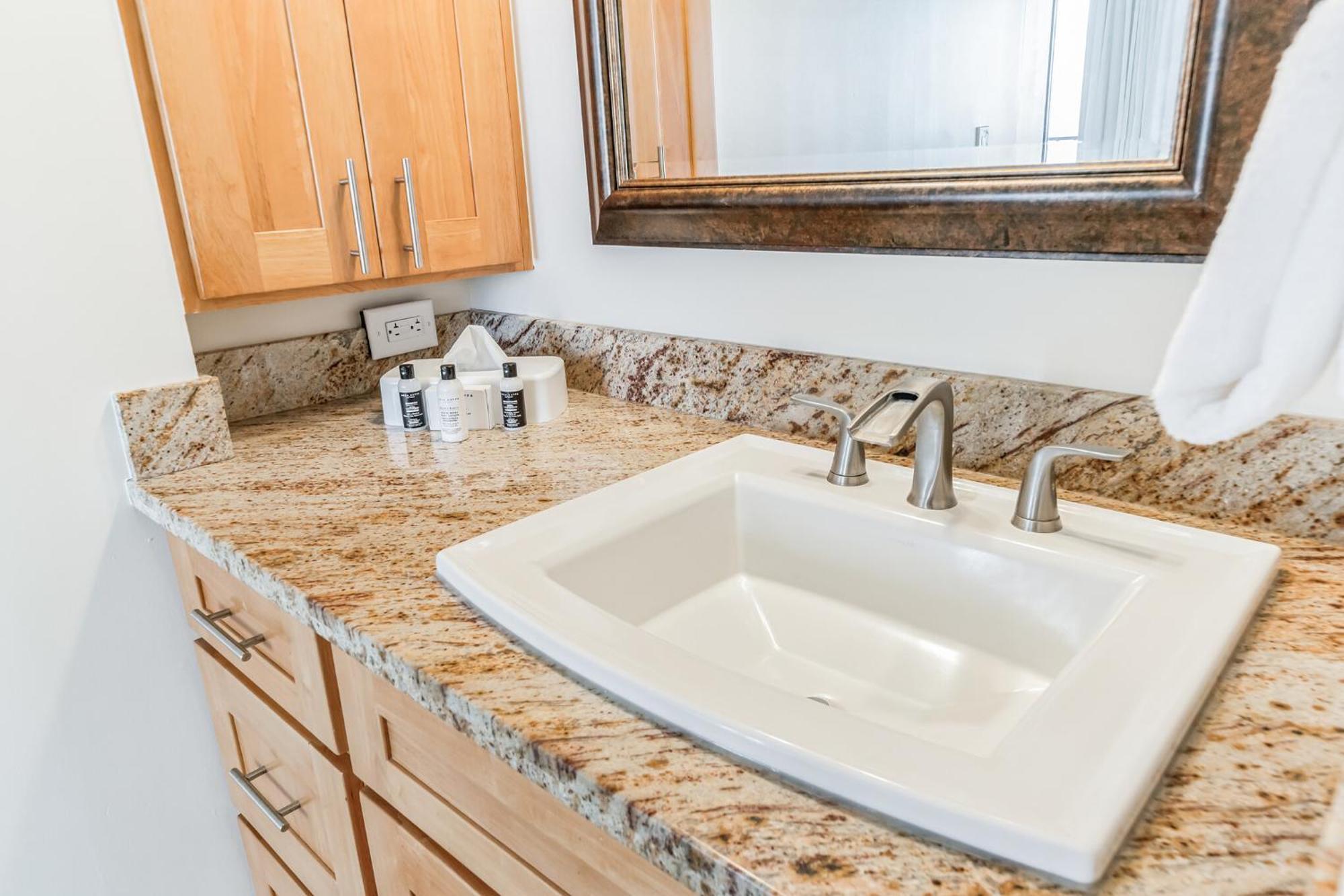 High-floor Waikiki Ocean & Park View Condo-free Parking Apartment *