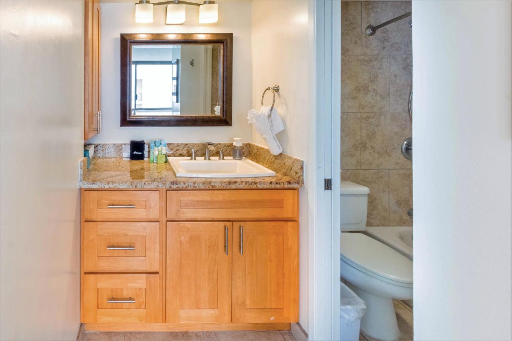 High-floor Waikiki Ocean & Park View Condo-free Parking * Honolulu