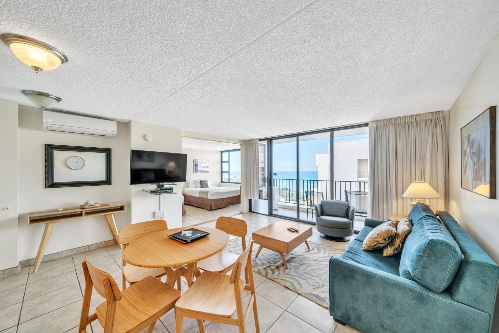 High-floor Waikiki Ocean & Park View Condo-free Parking Honolulu