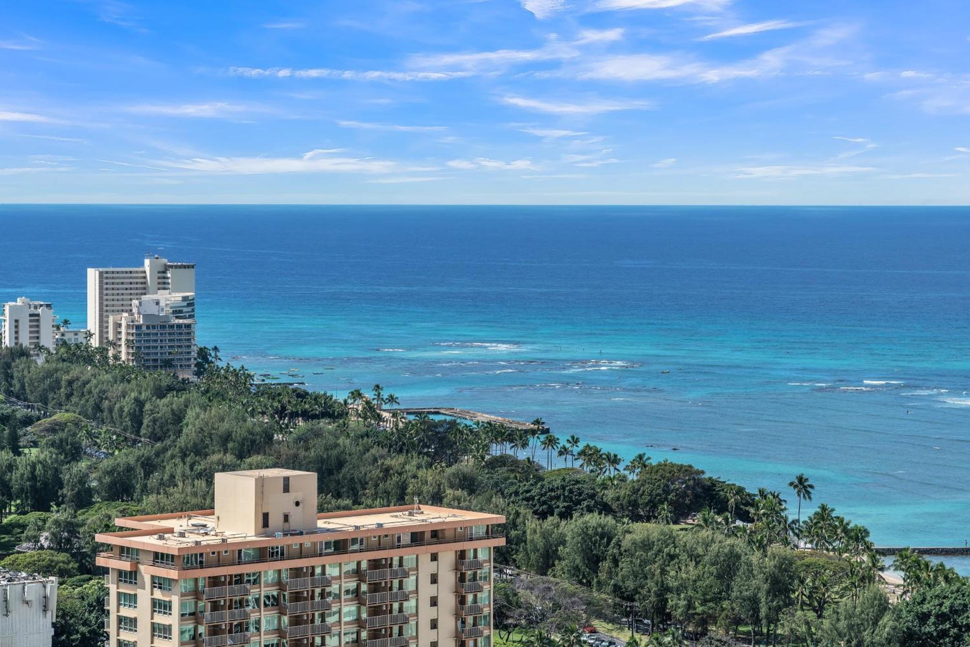 High-floor Waikiki Ocean & Park View Condo-free Parking * Honolulu